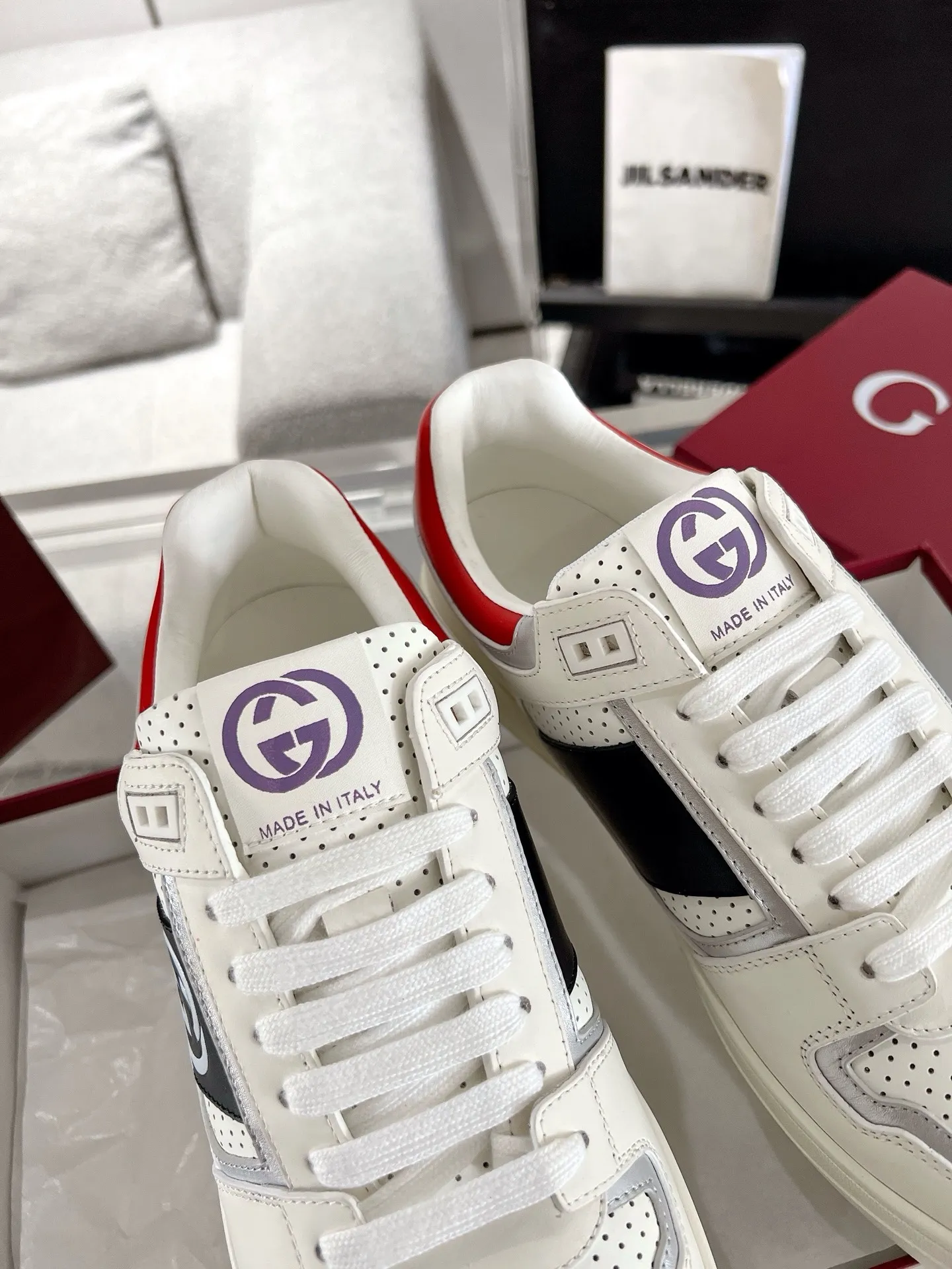 👟👟Ex-factory price 700👟👟 The latest casual sneakers for couples in white shoes❗️❗️ Original purchase, development and production. The sneakers are inspired by the classic sneakers of the 1970s, and the name is taken from the defensive movements in sports. This accessory is crafted from white leather, with an interlocking Double G stripe webbing embellished on the side, and the Gucci retro logo embellished on the shoe body. Original imported first-layer cowhide. Original custom-made soft sheepskin lining. Original open-molded TPU outsole. Bottom thickness: 2.5CM. Size: 35-44 (45 is custom-made and cannot be returned or exchanged)